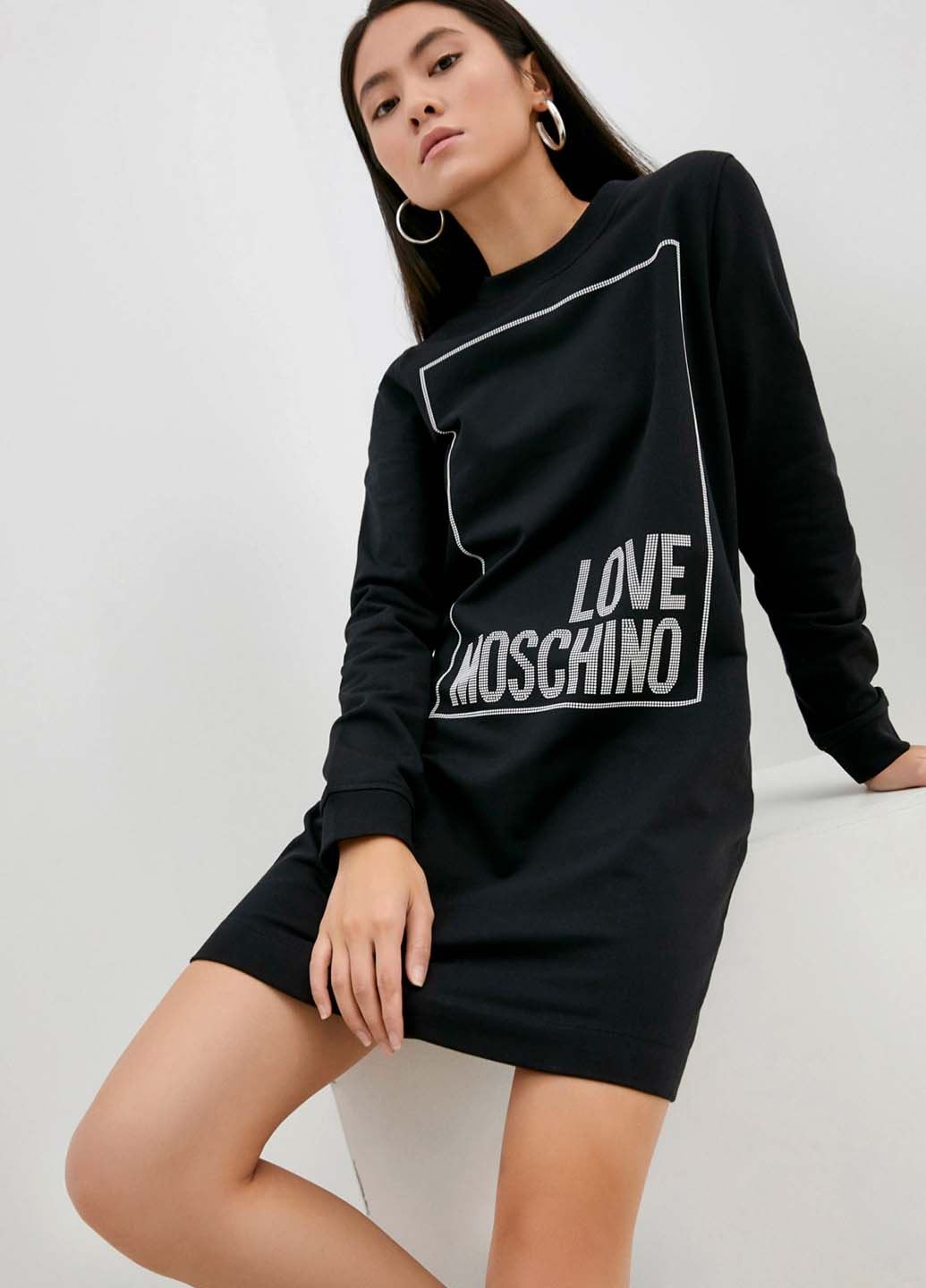 Утеплена чорна жіноча сукня светр з аплікацією-логотипом Love Moschino