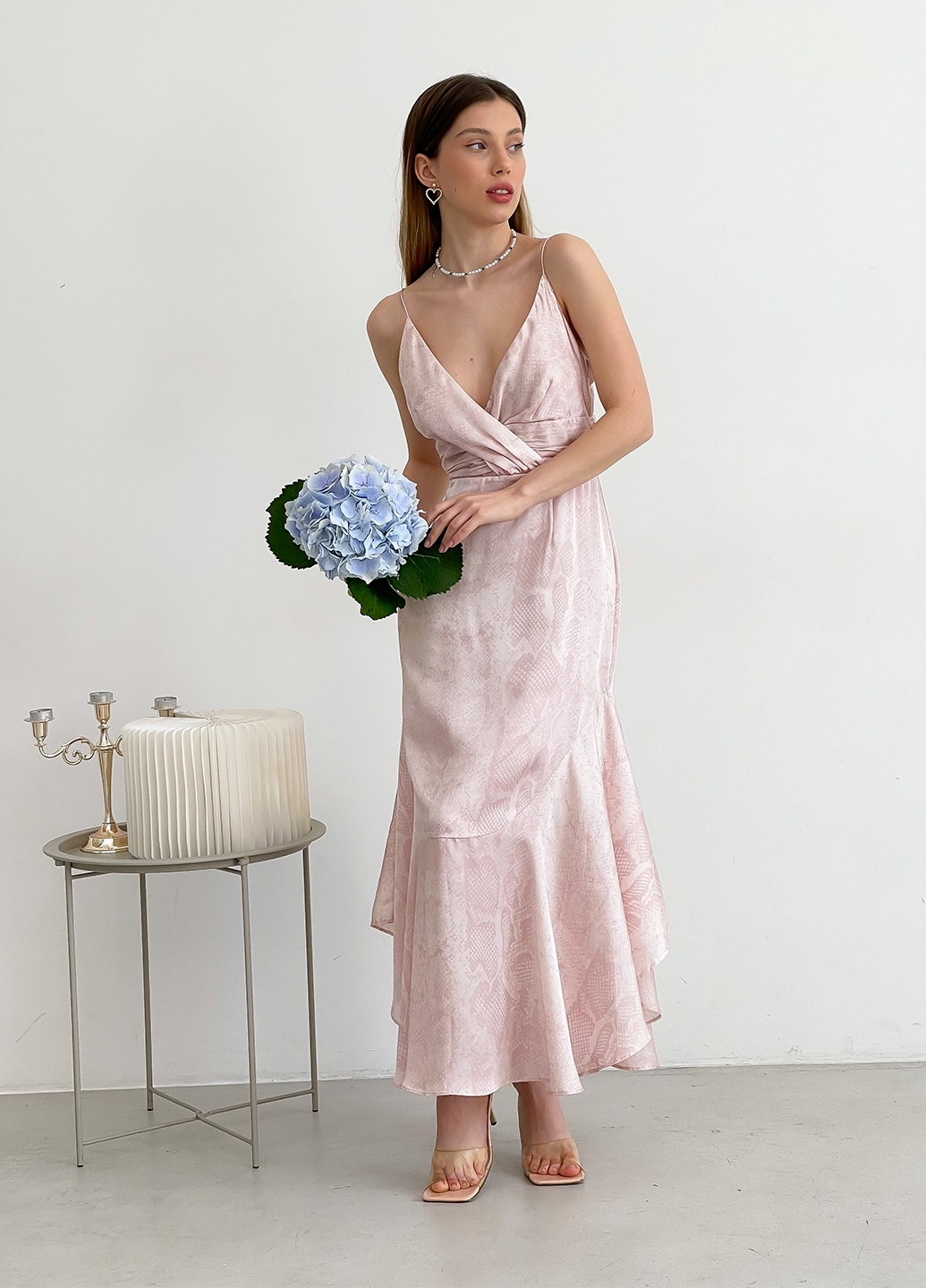 Атласна міді сукня Keepsake the Label на бретелях
