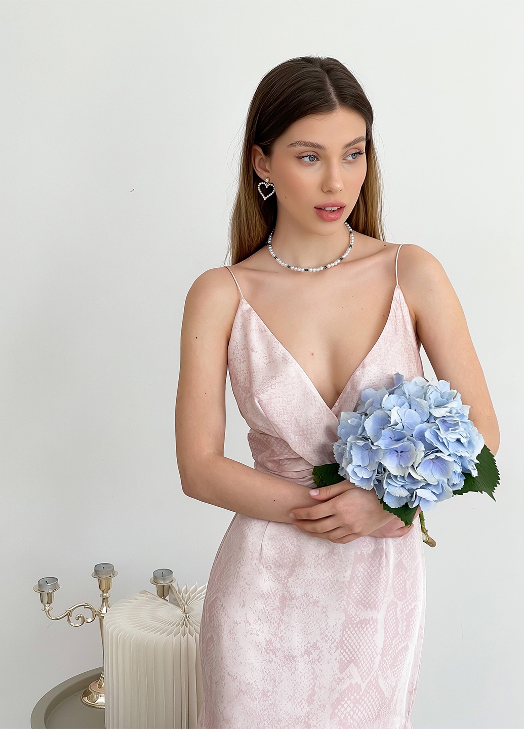 Атласна міді сукня Keepsake the Label на бретелях